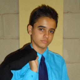 Canceriano, vagabundo, humilde, famoso, bonito, engraçado, musculoso e mentiroso, muito mentiroso.