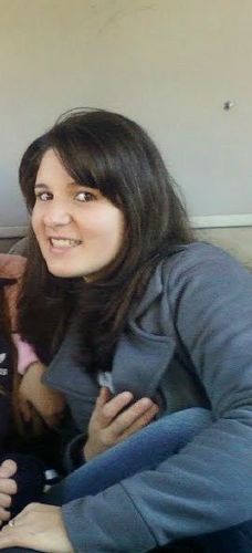 Meia doida porque gosta de filosofia, sincera, amiga, odeia falsidade, ama chocolate branco e faz de tudo que for possivel para ver os amigos Felizes e Bem :D