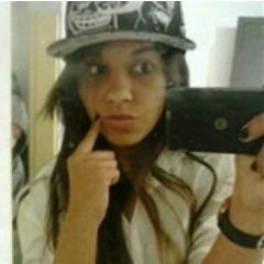 Ela tem 16 anos, louca, ama reggae, ciumenta, chata, sem paciencia e acima de td é quem mais amo no mundo e sempre quero p mim ! (: Por: Lucas Silva.