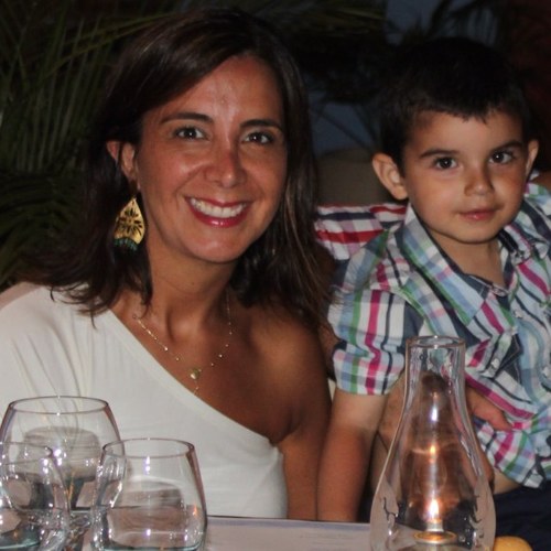 Inmensamente feliz, casada con un hombre espectacular, 2 hijos preciosos, bellos padres, con grandes amigos, todos lo mejor de la vida. Empresaria  Talquina.