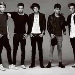 160 does not suffice to show my love,but I just want to say that 1D  is my inspiration and Demi taught me to be unbroken ♥ i love u @carol_consolo and @maspqCah