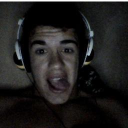 Feio , chato , 16 anos e miojero profissional .!