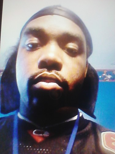 IM SINGLE AND A ACTOR & COMDIEN MY REAL UNCLE IS BOB GIBSON THE HALL OF FAME PERSON. MY COUSIN IS  TUPAC SHAKUR