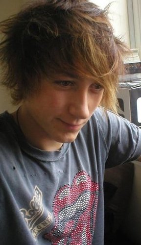 him my names harry im 23, i live in reading and work at cex which i love :D

im currently single but looking :P