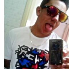 -Me Segue , 
                   Quee sigo de voltaa'   (: