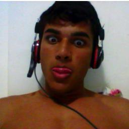 Nego, sorridente, carinhoso, pegajoso, desajeitado e futuro psicologo :)