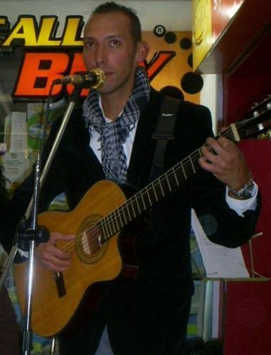 Musico Cantautor en @Quito
serenatas express en cualquier lugar y hora bajo costo sorprende a tu ser querido de una manera rapida y original