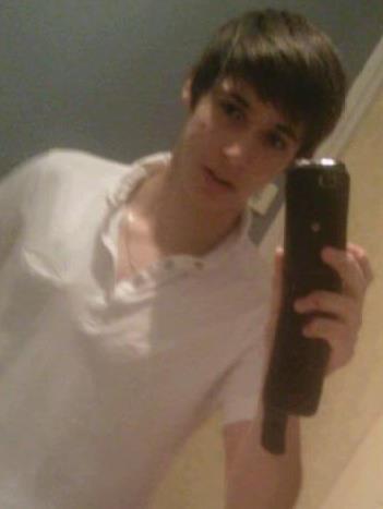 WilserAlexis's profile picture. Un mec tous ce qui a de plus normal,
avec une copine de tous ce qui a de plus normal,
et ayant une vie tous aussi normal,
vivant dans un monde si étrange!