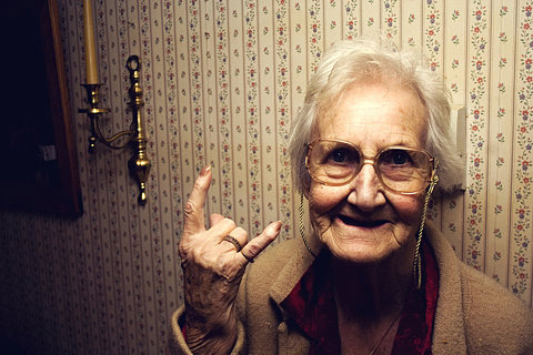Soy Kenny Bell, Mary Bell (mi hermana menor, 97 años) murió. Me gusta el tequila, pasearme en picardías y soy una vieja pero de espíritu joven. FOREVER YOUNGGG