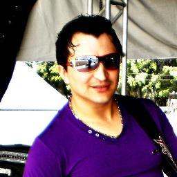 Aos 12 anos comecei a tocar violãoCom 13 anos aprendi guitarra,fiz participações em Bandas Sertanejas e desde então comecei a fazer carreira solo.