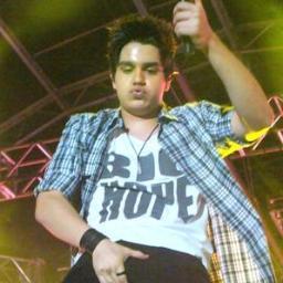 quando me sinto só te fasso mais presente eu fecho os meus olhos e enxergo a gnt @luansantana 03/10/12, donas: Ghisele & Janny