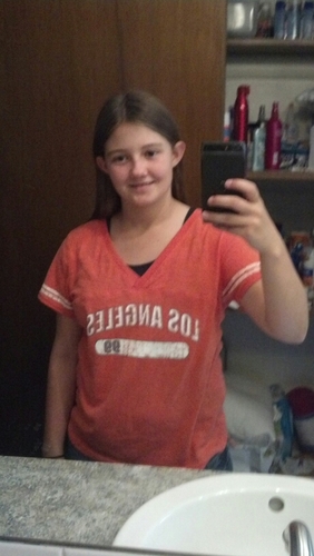 Im 16, im a sophomore in SLHS, im a tomboy, i play softball.. and im Single...