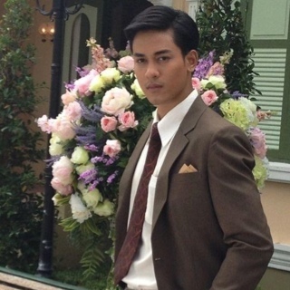 พี่ต่างมารดาของเพียงขวัญ ขรึม และหวงน้องสาวมาก! เพราะฉะนั้นใครก็อย่ามาเข้าใกล้... ไม่ใช่ ป๊อบ ฐากูรตัวจริงแต่อย่างใด