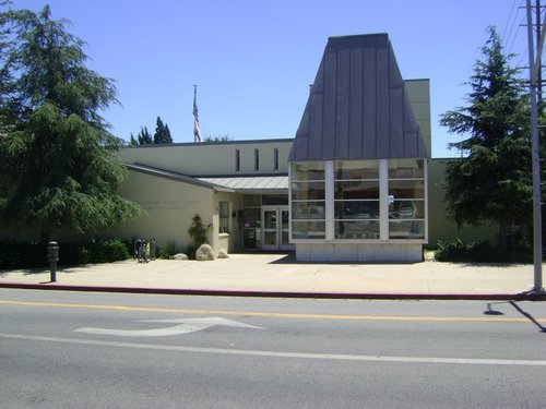 Friends of Los Feliz Library is a non profit group that supports the Los Feliz branch library and tweeets about upcoming library events and news.