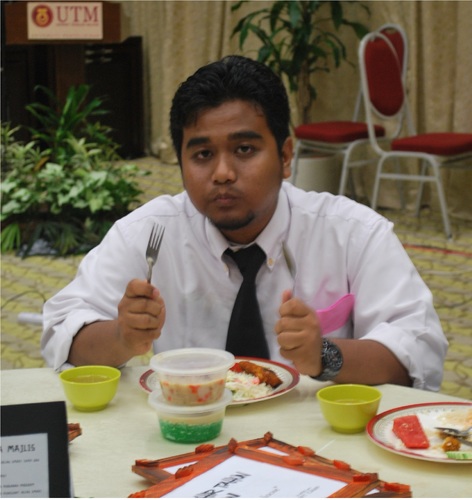 Orang kampung. hidupnya membenci kesibukan.