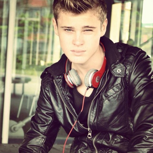 Simpsonizer/Directioner - going to see 1D in april! Cody follows me :) ask me for a follow back its a great icebreaker