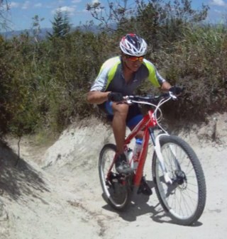 Deportista aficionado, me gusta el Ciclismo y el Atletismo. Incursione en la tendencia de correr descalzo (barefoot runner) utilizando mis five fingers