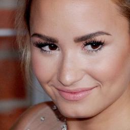 Oi. Meu nome é Letícia e você está assistindo ao Disney Channel!  Stay Strong Because You're Unbroken.