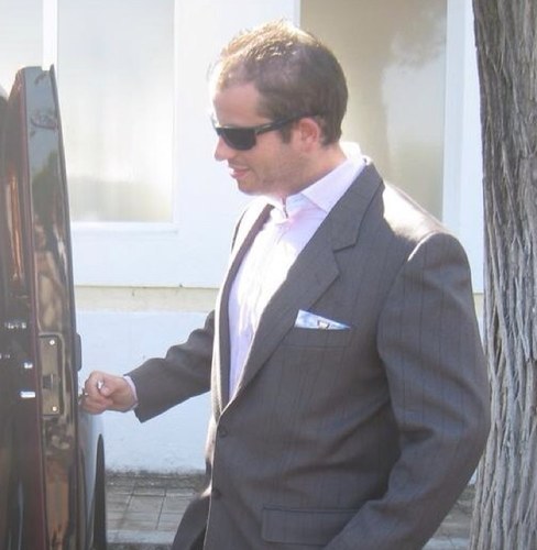 yluras's profile picture. Hombre en continua construcción.