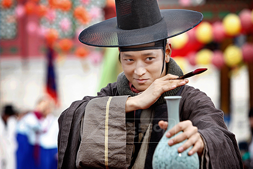 조선의 도사봇 백성들을위해움직이는 자유로운 도사 약간 깝칩니다. 유쾌한 도사 프사는 전우치