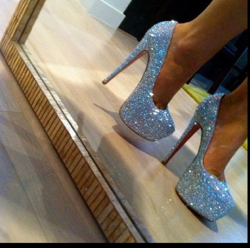 27year old #Canadian (#HaliGirl) tweeting every min as a play-by-play all while in high heels•*•*•Im actually not even a bitch; my twitter handle just claims so