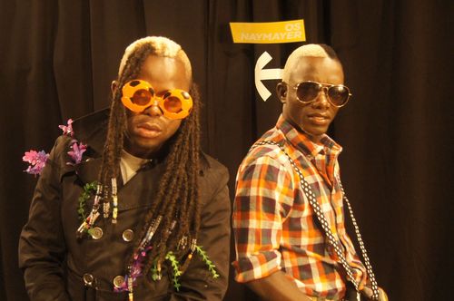 Dupla de kuduro de Luanda. Cantores, bailarinos e apresentadores do programa de TV Sempre a Subir.
Kuduro duo from Luanda. Singers, dancers & TV presenters.