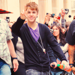 let me tell you a story about a girl, she fell in love for justin bieber.