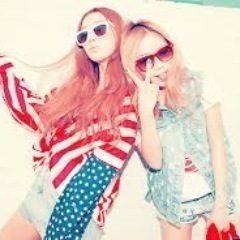 Volg ons voor super leuke tweets!! 2e en 3e acount @Luuzz_x @CELINAx_ Op naar 500 volgers!!