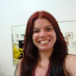 Esmalte vermelho, tinta no cabelo os pés no salto alto cheia de desejos vontade de dançar até o amanhecer... essa sou eu