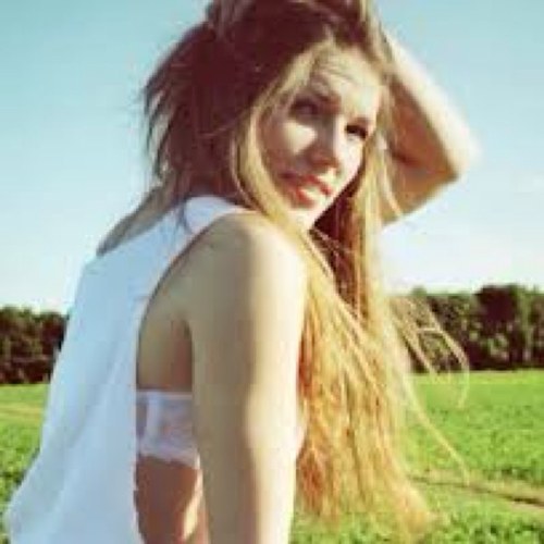 My name is Lauren 17 is the age:) Im a california girl. Follow me i will follow everyone back i promise my tweets are about my daily life(: