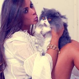 maravilhosa,gentil,amorosa,carinhosa,linda,gatissima.essa é nicole bahls minha diva