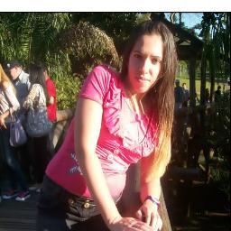 A mєninα quє sofrєu, cαiu, αprєndєu, lutou, vєncєu, pєrdєu; Hojє já é uma gαrotα, quє conhєcє α rєαlidadє, є bαtαlhα pєlα fєlicidαde....