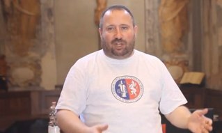 a una vita che va avanti con speranza e non poca gioia