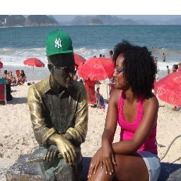 Menina,mulher da pele preta,companheira,verdadeira,carinhosa! do som,forte e princesa, d atitude,força e negritude! amável e Negra incomparável...Negra FLOR!