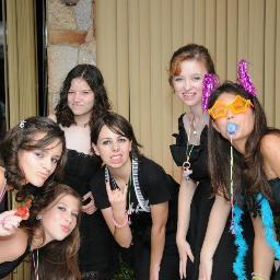 weell...eu sou uma garota legal,chata,feliz,loka,amiga ou melhor ainda inimiga...amo meu coritiba e paramore...eee se quiser me conhecer melhor me procura ok