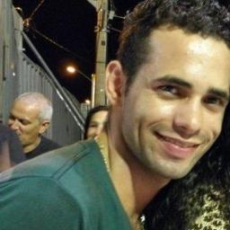 A vida é uma peça de teatro que não permite ensaios. Por isso, cante, chore, dance, ria e viva intensamente, antes que a cortina se feche