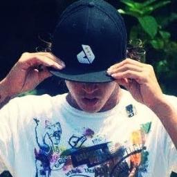 17 years, vagabundo,  louco por motos e acima de tudo feio.  #FollowMe
 ♡ Dono Do @OTuiteiroOnline ♡