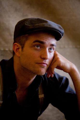 Full time student. Love TVD & Revenge. Fan of Rob Pattinson and 1D. Hobbies : shopping & dancing