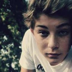 Ciao gente, sono il vero Federico Russo, attore in ' I Cesaroni '. Non dimenticate di seguirci ogni venerdì eh! :) Mi piacciono i One Direction e Justin Bieber.