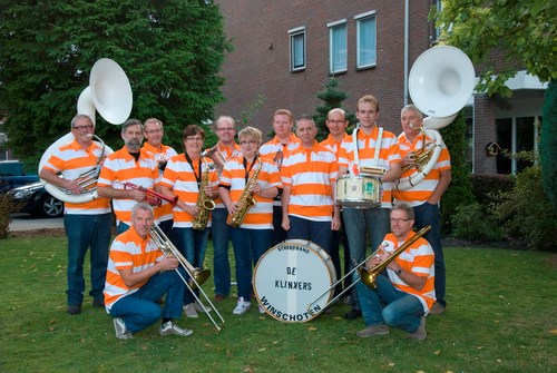 Streetband “De Klinkers” is het enige echte dweilorkest van Winschoten. Ze spelen bekende herkenbare en vrolijke nummers uit binnen- en buitenland.