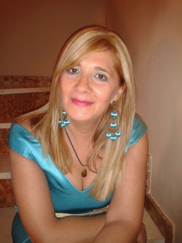 Mujer emprendedora amante de las recetas de cocina, los productos naturales y de los animales.