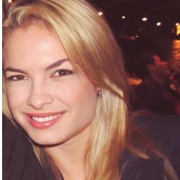 Não é drama, é dor. Não é ciúme, é medo. Não são palavras, são sentimentos. Não é 1 pessoa, é um 1 anjo, Não é uma cantora, é MINHA RAINHA @Lua_Blanco