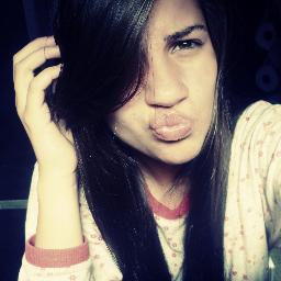 ;  , ciumenta , irônica , palhaça  , colírio da minha mãe *-* hehe ;p