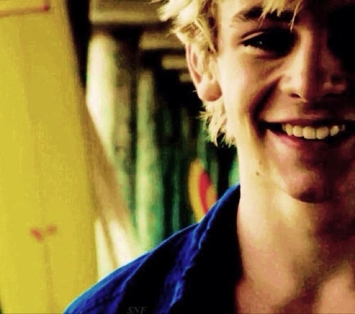 DodgingtheDudes's profile picture. Hey. I'm Dodger. Son of @VenomousScorp and @RoseJBWeasley. Warning, objects in mirror are gayer than they appear. {HPRP} 6th year Younger: @IckleMalfoy