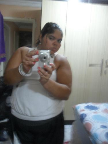 Sou uma pequena mulher que se espelha em gente grande e sabe o que quer.

SOU O QUE DE MIM FIZ PORQUE ASSIM O QUIS