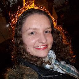 Ser feliz é encontrar força no perdão,esperança nas batalhas,segurança no palco do medo,amor nos desencontros.É agradecer a Deus...pelo milagre da vida(F.P.)