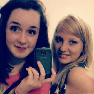 FOLLOW MEEE :0) PWEETTYY PWEEZZZZEEE