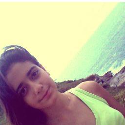 MaariSantoro's profile picture. -O que você faz da vida? -Olha, eu tenho um twitter.