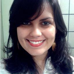 Canhota, falante, aspirante à doceira, muito amor por tartarugas, macacos, sorrisos, cores, chocolate, música e esmalte, bióloga de formação e coração.