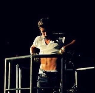 Ayeee I'm Justin, I'm 18 and majoring in singing and dancing. Talk to me I don't bite. *single, bi*